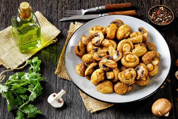 Funghi Succosi Alla Griglia Piatto Tavolo Legno Scuro Con Ingredienti — Foto Stock