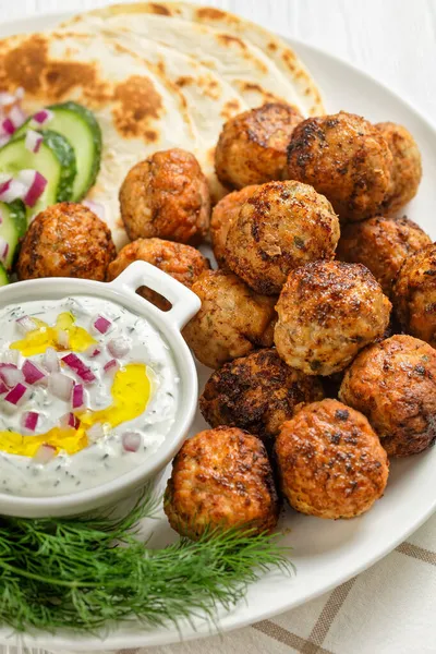 Keftedakia Boulettes Viande Grecques Frites Avec Pain Pita Sauce Tzatziki — Photo