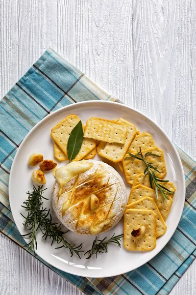 Camembert Assado Queijo Macio Francês Coberto Por Azeite Com Raminhos — Fotografia de Stock