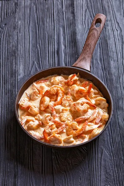 Delicious Prawns Cooked Pan Rich Creamy Alfredo Sauce Grated Parmesan — Stock Photo, Image