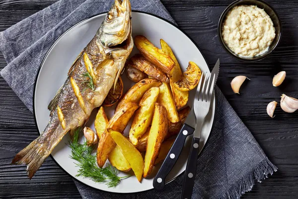 Pescado Lubina Asado Entero Servido Plato Con Sal Marina Eneldo — Foto de Stock