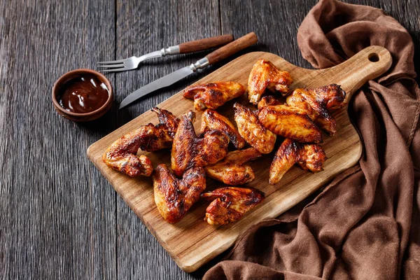 Alas Pollo Fritas Crujientes Servidas Tablero Madera Con Salsa Barbacoa —  Fotos de Stock