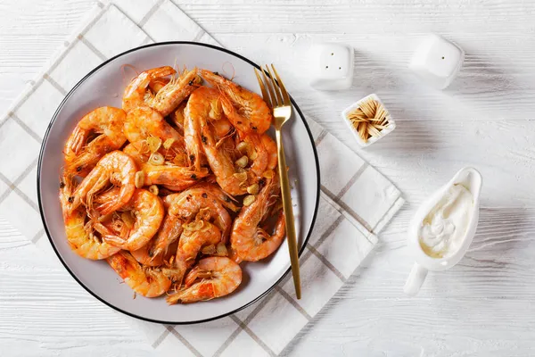 Grelhados Alho Manteiga Camarão Espanhol Gambas Ajillo Prato Uma Mesa — Fotografia de Stock