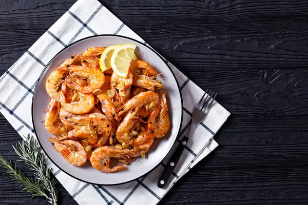 Grillezett Fokhagymás Vajas Garnélarák Spanyol Gambas Ajillo Egy Tányéron Egy — Stock Fotó