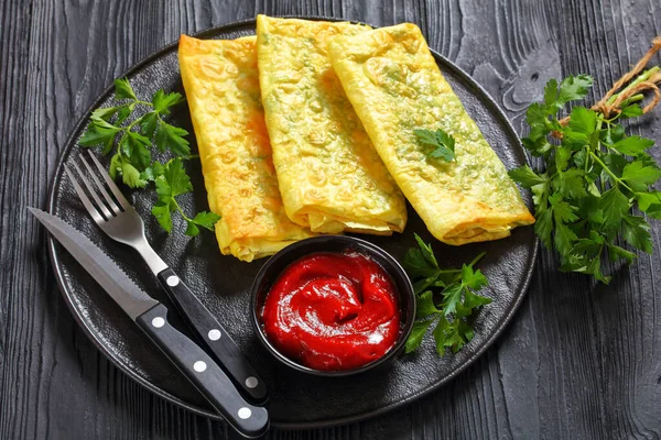 Křupavé Smažené Tenké Tortilla Zábaly Roztaveným Sýrem Zelenými Pilinami Černé — Stock fotografie