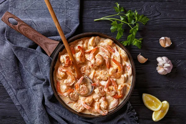 Gamberi Cotti Salsa Alfredo Ricca Cremosa Con Parmigiano Grattugiato Aglio — Foto Stock