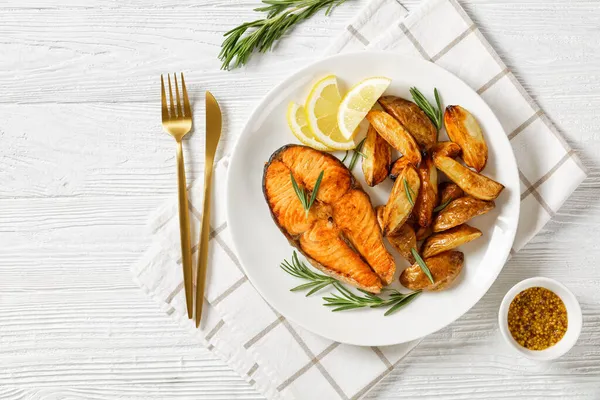 Bakad Laxstek Och Rostad Potatis Vit Tallrik Horisontell Ovanifrån Platt — Stockfoto