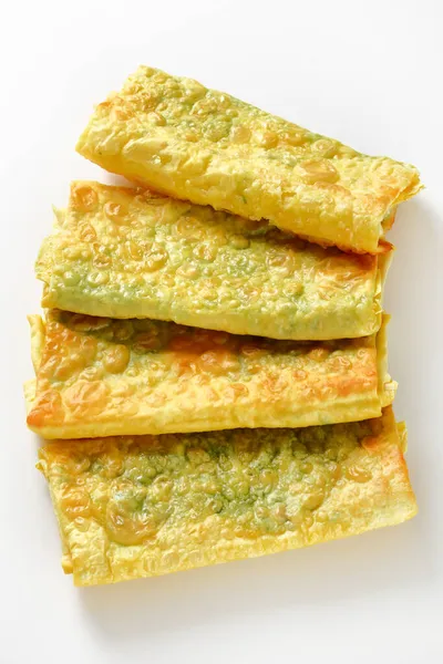 Křupavé Smažené Tenké Burritos Roztaveným Sýrem Zelenými Pilinami Bílém Pozadí — Stock fotografie