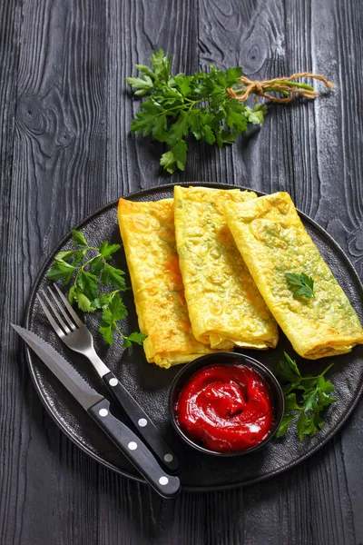 Křupavé Smažené Tenké Tortilla Zábaly Roztaveným Sýrem Zelenými Pilinami Černé — Stock fotografie