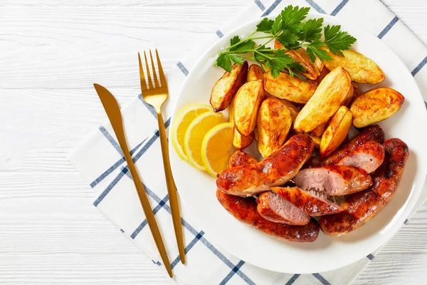 Salsichas Suculentas Fritas Com Batatas Salsa Uma Chapa Branca Uma — Fotografia de Stock