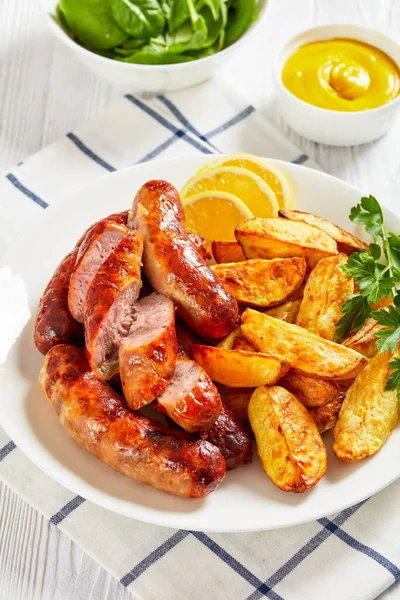 Enchidos Borrego Grelhados Com Batatas Uma Chapa Branca Uma Mesa — Fotografia de Stock