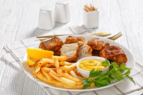 Close Pedaços Fritos Peixe Pescada Com Batatas Fritas Mostarda Uma — Fotografia de Stock