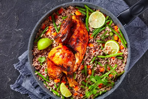 Frango Grelhado Carvão Vegetal Arroz Marrom Selvagem Frito Uma Frigideira — Fotografia de Stock