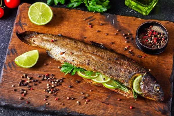 Ganze Forellenfische Gebacken Ofen Mit Kräutern Und Gewürzen Serviert Auf — Stockfoto