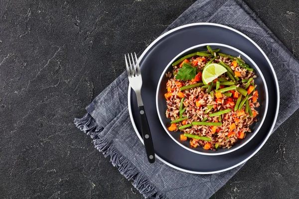 채소는 쌀이며 초록색 당근이 테이블 위에서 수평으로 바라볼 수있으며 — 스톡 사진