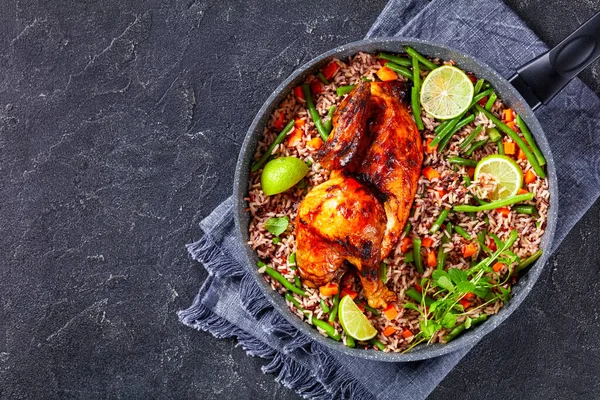 Medio Pollo Asado Con Arroz Integral Vegetariano Una Sartén Sobre — Foto de Stock