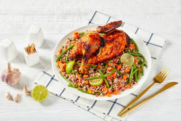 Carbón Parrilla Pollo Con Verduras Frito Marrón Arroz Salvaje Una —  Fotos de Stock