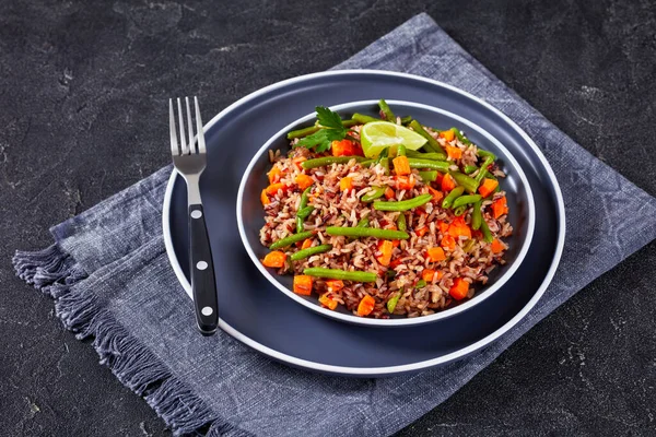 Vegetariskt Stekt Brunt Och Vilt Ris Med Gröna Bönor Och — Stockfoto