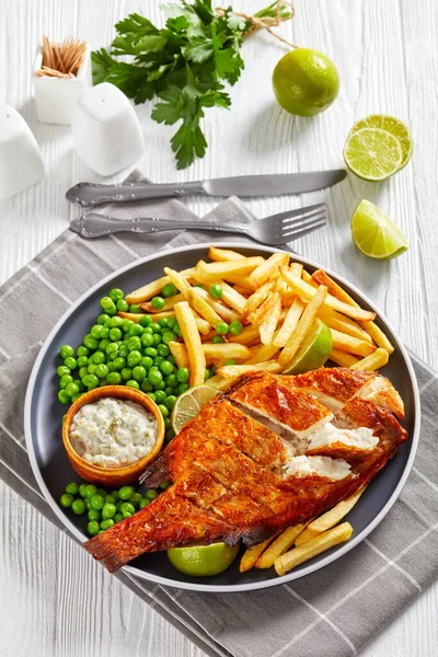 Жареная Атлантическая Красная Рыба Тарелке Картошкой Фри Вареный Зеленый Горох — стоковое фото