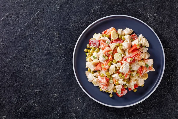 Frango Tomates Pimentão Vermelho Ervilhas Verdes Salada Cogumelos Marinada Misturada — Fotografia de Stock