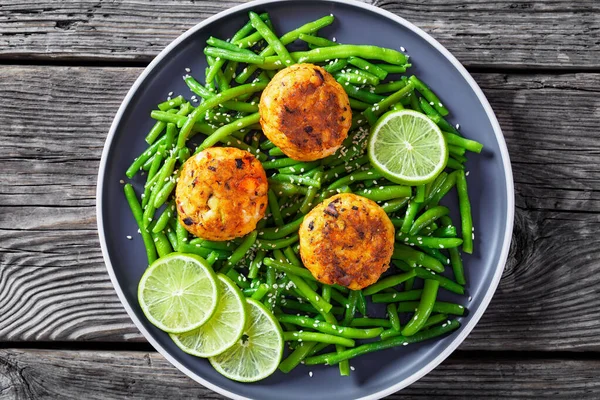 Prawn Crab Cakes Plate Boiled Green Beans Lime Wood Table — Stock Photo, Image