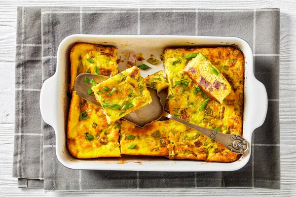 Forno Baked Western Omelette Uma Assadeira Cerâmica Uma Mesa Madeira — Fotografia de Stock