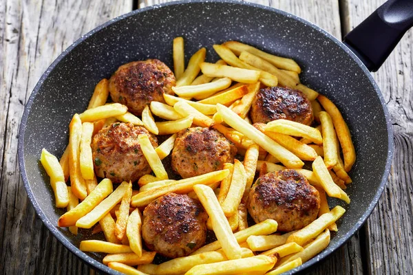 Vitoulet Gehaktballetjes Belgian Meatballs Ground Pork Veal Skillet French Fries — стокове фото