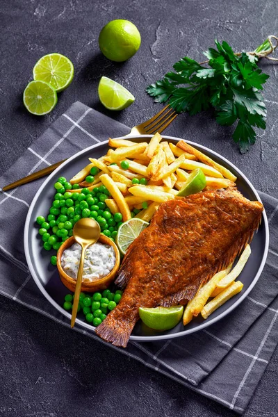 Gebakken Atlantische Roodbaars Een Bord Met Aardappelchips Gekookte Groene Erwten — Stockfoto