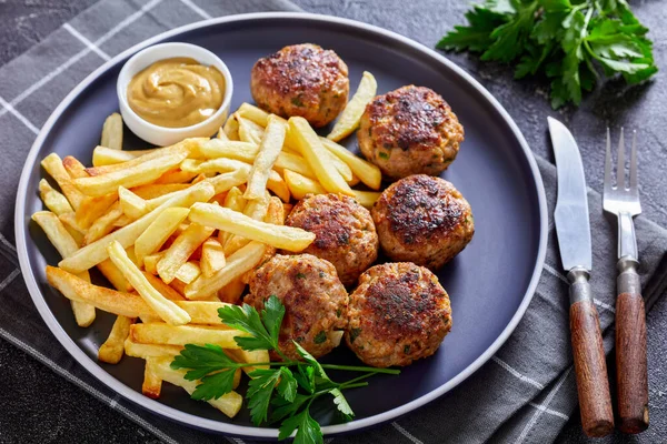 Vitoule Gehaktballetjes Belçika Köfteleri Patates Kızartması Hardal Soslu Bir Tabakta — Stok fotoğraf