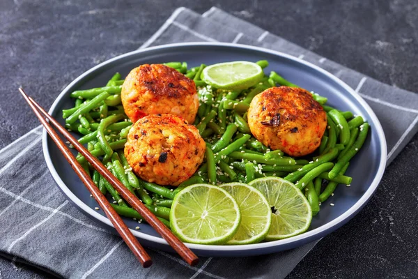 Thai Prawn Crab Cakes Plate Green Beans Lime Concrete Table — стоковое фото