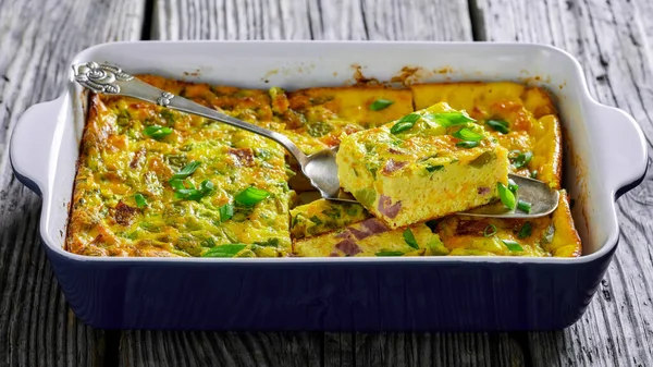 Forno Omelete Ocidental Assado Uma Assadeira Cerâmica Uma Mesa Madeira — Fotografia de Stock