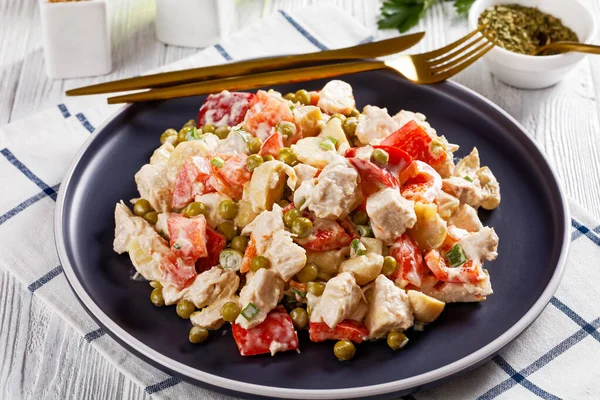 Chicken Red Bell Pepper Tomatoes Green Peas Marinated Mushrooms Salad — Stok Foto
