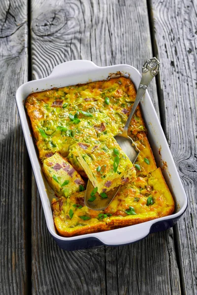 Baked Denver Omelet Ceramic Baking Dish Rustic Wooden Table American — Stockfoto