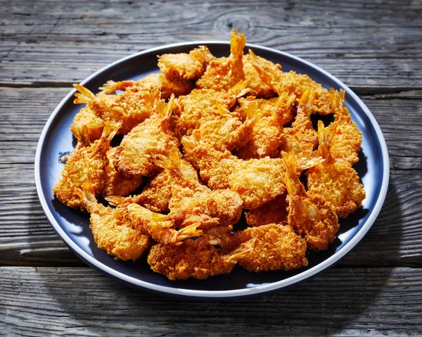 Crunchy Fried Butterfly Shrimp Grey Plate Textured Rustic Wooden Table — Stockfoto