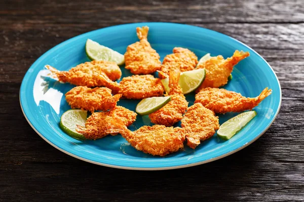 Crunchy Fried Butterfly Shrimp Blue Plate Lime Slices Textured Wooden — Foto Stock