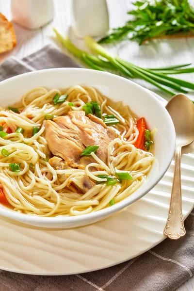 Sup Mie Ayam Dengan Wortel Dan Bawang Putih Dalam Mangkuk — Stok Foto