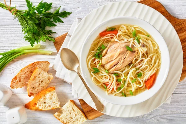 Sup Mie Ayam Dengan Wortel Dan Bawang Putih Dalam Mangkuk — Stok Foto