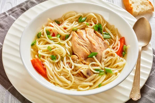 Close Sup Mie Ayam Dengan Wortel Dan Bawang Dalam Mangkuk — Stok Foto