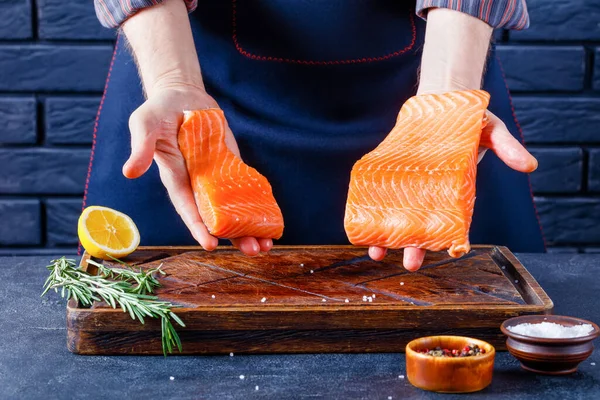 Adam Somon Fileto Parçaları Gösteriyor Şef Bir Restoranın Mutfağında Balık — Stok fotoğraf