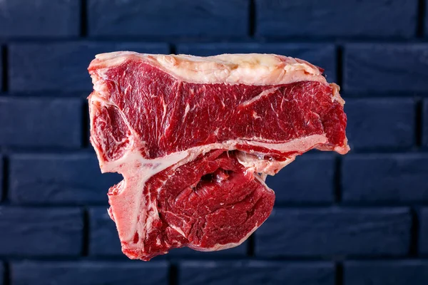 Filete Porterhouse Fresco Sin Cocer Con Una Pared Ladrillo Fondo — Foto de Stock