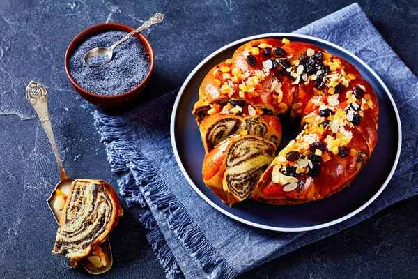 Braided Sweet Brioche Brioche Brød Med Valmuefrø Som Fylles Med – stockfoto