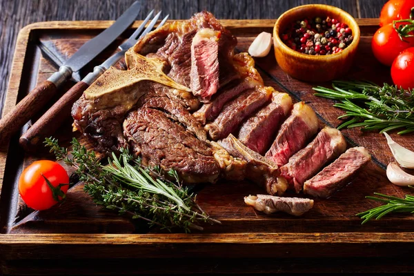 Smažený Porterhouse Steak Bone Steak Rustikální Dřevěné Desce Rajčaty Bylinkami — Stock fotografie