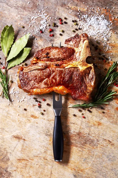 Geroosterde Biefstuk Bone Steak Doorboord Met Snijvork Zwarte Plaat Met — Stockfoto