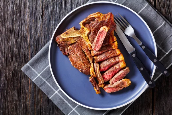 Gebakken Gesneden Porterhouse Steak Bone Steak Een Bord Met Steak — Stockfoto