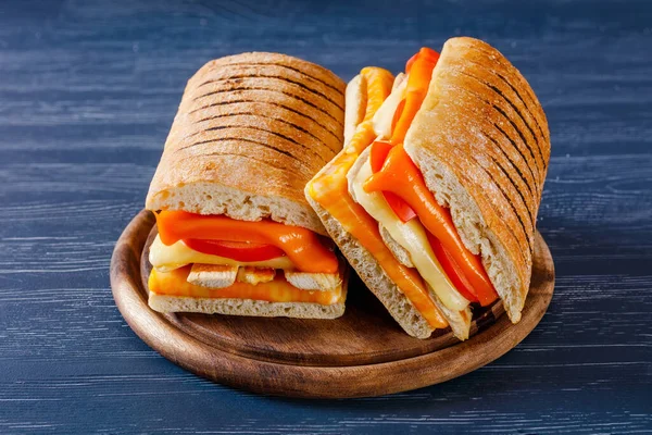 Grillowany Kurczak Cheddar Panini Świeżymi Pomidorami Plasterkami Drewnianej Desce Zbliżenie — Zdjęcie stockowe