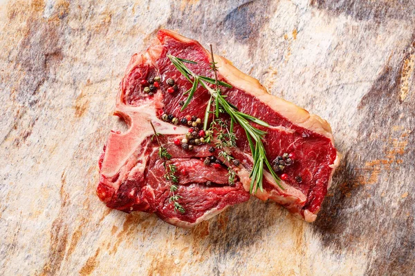 Rauwe Steak Bone Steak Met Tijm Rozemarijn Peperkorrel Een Keramische — Stockfoto