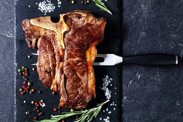 Smažený Porterhouse Steak Bone Steak Oštěp Řezbářskou Vidličkou Černém Talíři — Stock fotografie