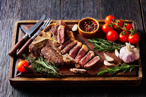 Geroosterde Steak Steak Een Rustieke Houten Plank Met Tomaten Kruiden — Stockfoto