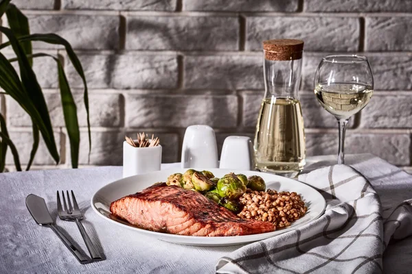 Filete Salmón Parrilla Con Coles Bruselas Asadas Farro Cocido Plato —  Fotos de Stock