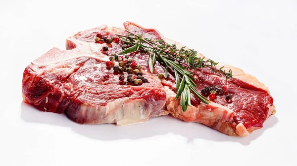 Syrový Bone Hovězí Steak Tymiánem Rozmarýnem Pepřem Bílém Pozadí Horizontální — Stock fotografie